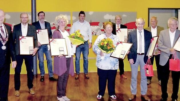 Die Verabschiedung der Gemeinderäte (v. l.): Bürgermeister Claus Schwarzmann (BB), Helmut Amon (OEB), Uwe Rziha (FW), Ute Pfister (BB), Matthias Huberth (JB), Thea Göller (CSU), Stefan Rickert (JB), Günter Honeck (BBG), Ralf Geisler (BB), Erich Weis (OEB) Foto: Reiner Schütz