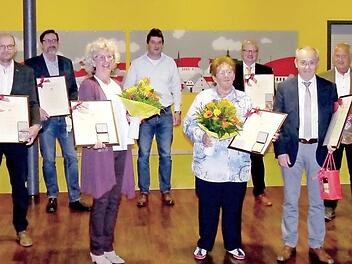 Die Verabschiedung der Gemeinderäte (v. l.): Bürgermeister Claus Schwarzmann (BB), Helmut Amon (OEB), Uwe Rziha (FW), Ute Pfister (BB), Matthias Huberth (JB), Thea Göller (CSU), Stefan Rickert (JB), Günter Honeck (BBG), Ralf Geisler (BB), Erich Weis (OEB) Foto: Reiner Schütz