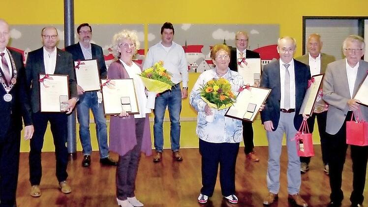 Die Verabschiedung der Gemeinderäte (v. l.): Bürgermeister Claus Schwarzmann (BB), Helmut Amon (OEB), Uwe Rziha (FW), Ute Pfister (BB), Matthias Huberth (JB), Thea Göller (CSU), Stefan Rickert (JB), Günter Honeck (BBG), Ralf Geisler (BB), Erich Weis (OEB) Foto: Reiner Schütz