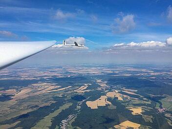 Eine ganz andere Perspektive bietet sich  an Bord eines Segelflugzeugs auf die  bekannten Stellen und Plätze der näheren Heimat.Michael Wunder