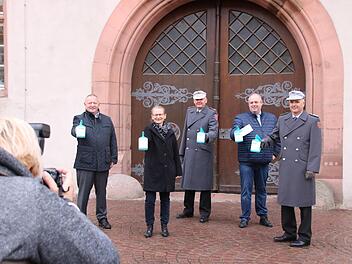 Foto-Termin für die Truppe: Eine Fotografin der Bundeswehr hat gestern (von links) Landrat Thomas Bold, 2. Bürgermeisterin Elisabeth Assmann, General Michael Matz, Bezirksgeschäftsführer Oliver Bauer vom Volksbund und den Standortältesten Oberst Stefan Josef Leonhard zum Auftakt der Sammlung des Volksbundes Deutsche Kriegsgräberfürsorge vor dem Hammelburger Rathaus abgelichtet.  Foto: Ralf Ruppert
