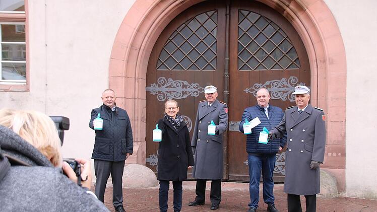Foto-Termin für die Truppe: Eine Fotografin der Bundeswehr hat gestern (von links) Landrat Thomas Bold, 2. Bürgermeisterin Elisabeth Assmann, General Michael Matz, Bezirksgeschäftsführer Oliver Bauer vom Volksbund und den Standortältesten Oberst Stefan Josef Leonhard zum Auftakt der Sammlung des Volksbundes Deutsche Kriegsgräberfürsorge vor dem Hammelburger Rathaus abgelichtet.  Foto: Ralf Ruppert