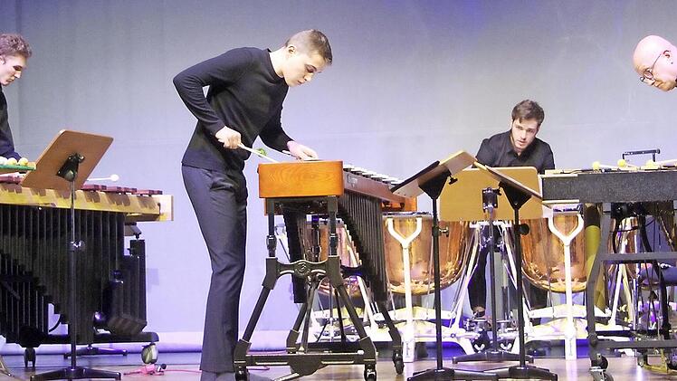 Claudio Estay (rechts) begeisterte mit den Teilnehmern des Percussion-Meisterkurses in der Dr.-Stammberger-Halle: Beeindruckend war vor allem die Melodik der Percussion-Maestri
