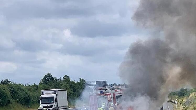 A73: BMW steht bei Lichtenfels in Flammen