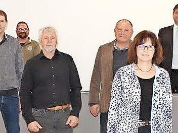 Verabschiedungen und Ehrungen anlässlich von Dienstjubiläen (von links): Renate Saffer-Roppelt, Matthias Wunder, Norbert Eßel, ein Mitarbeiter des Landratsamtes, Helmut Dötzer, Nikolaus Hummel, Waltraud Hümmer, Melanie Heid, Lydia Melber mit Landrat Hermann Ulm (Dritter von rechts, hinten)