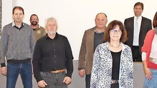 Verabschiedungen und Ehrungen anlässlich von Dienstjubiläen (von links): Renate Saffer-Roppelt, Matthias Wunder, Norbert Eßel, ein Mitarbeiter des Landratsamtes, Helmut Dötzer, Nikolaus Hummel, Waltraud Hümmer, Melanie Heid, Lydia Melber mit Landrat Hermann Ulm (Dritter von rechts, hinten)