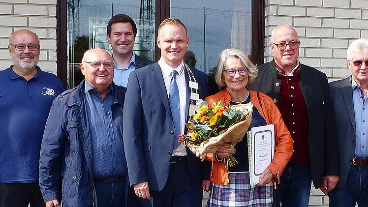 Verna Bohl gilt als Motor der Deutsch-Französischen Partnerschaft. Bürgermeister Nico Rogge (4. von links)  verlieh ihr den Kulturehrenbrief. Foto: Hans-Peter Hepp