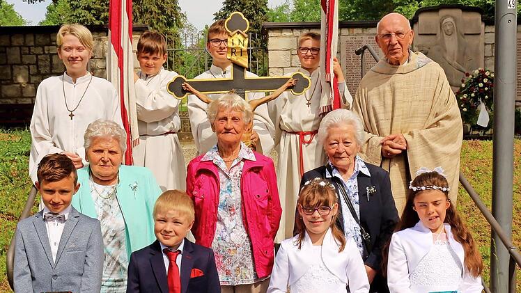 Ihre Erstkommunion war 1943: Drei Jubilarinnen erinnerten sich an ihren Weißen Sonntag vor 80 Jahren. Die diesjährigen Kommunionkinder feierten mit ihnen.