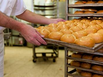 Bäcker, Backstube, Bäckerei, Brötchen, Blech
