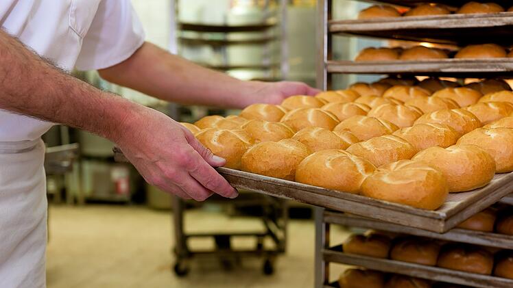 Bäcker, Backstube, Bäckerei, Brötchen, Blech