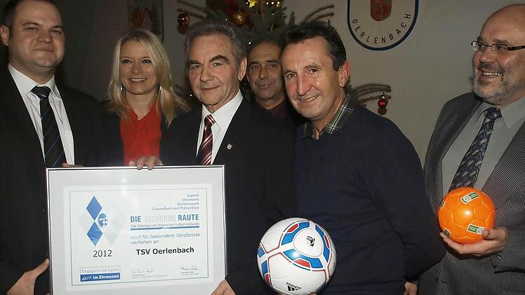Georg Stöth (Mitte) überreichte vom Bayerischen Fußballverband die Silberne Raute an (v. l.) Vorsitzenden Sven Schüller, und seine Stellvertreter Alexandra Borst und Martin Hundshammer sowie an Reiner Borst. 2. Bürgermeister Franz Kuhn (r.) erhielt den "Vitaminball" .  Foto: Stefan Geiger