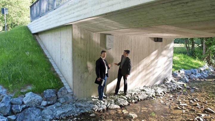 Bürgermeister Gerhard Wunder (rechts) und Werner Kuhnlein (SRP) inspizieren die Wasseramselkästen und den Fledermauskasten unter der Langenaubrücke. Foto: Susanne Deuerling