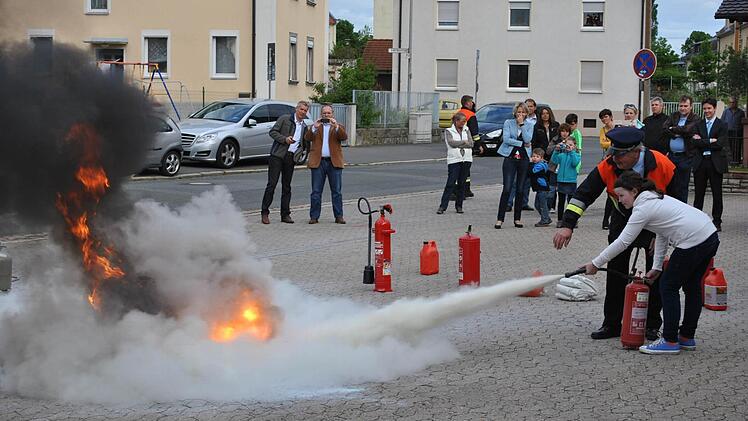 Bei ihrem Familientag gaben die Wirtschaftsjunioren Jugendlichen die Gelegenheit, ein Feuer mit eigenen Händen zu löschen. Foto: privat