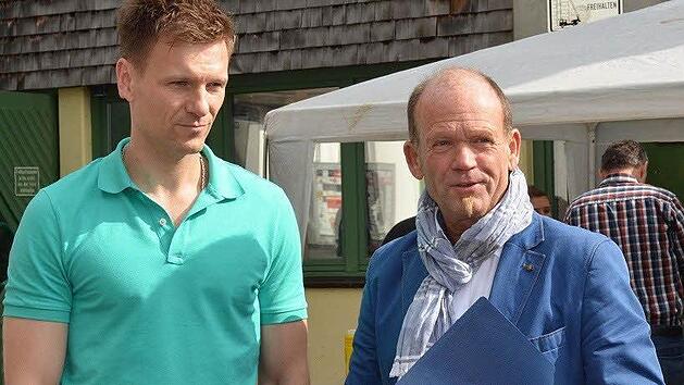 Werkleiter Lars Nielszarski (links) und B&uuml;rgermeister Karlheinz Kickuth waren beim Schaeffler-Mitarbeiterfest in Elfershausen im Gespr&auml;ch.  Foto: Schaeffler
