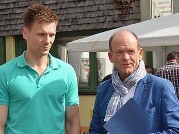 Werkleiter Lars Nielszarski (links) und Bürgermeister Karlheinz Kickuth waren beim Schaeffler-Mitarbeiterfest in Elfershausen im Gespräch.  Foto: Schaeffler