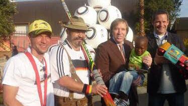Trommeln für das Alphorn und Hilfsprojekte: Ralf Denninger (Mitte) 2010 bei der Fußball-WM mit Günther Netzer (rechts). Foto: Denninger