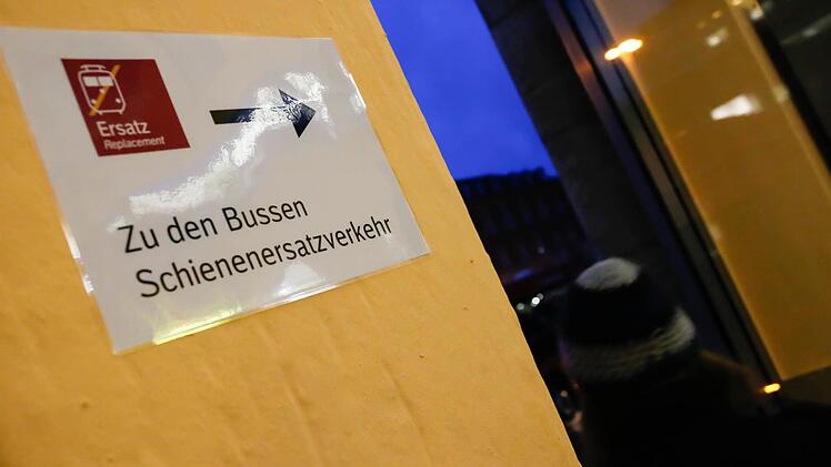 Schilder sollen im Bamberger Bahnhof den Weg zum Schienenersatzverkehr leiten. Foto: Matthias Hoch