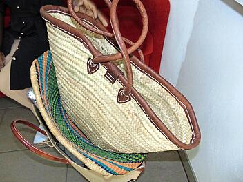 Diese Taschen vertreibt Loyce Nakalamba online.  Foto: Petra Malbrich