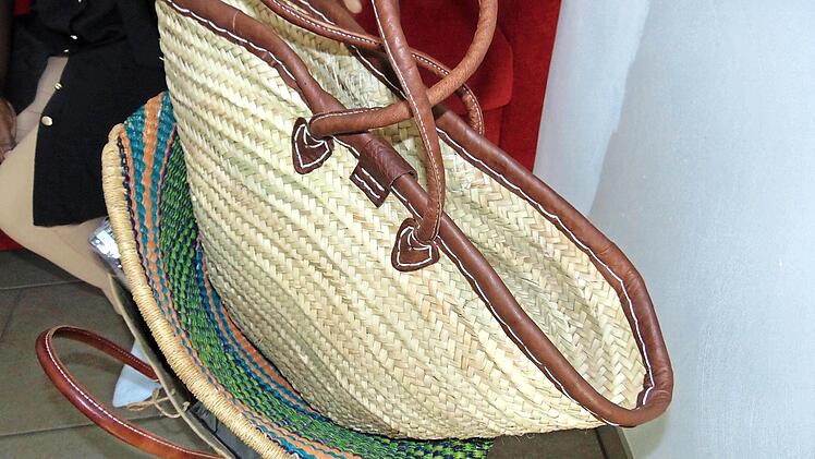 Diese Taschen vertreibt Loyce Nakalamba online.  Foto: Petra Malbrich