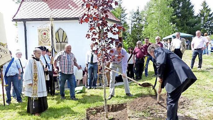 Pater Godfryd Mizerski, Initiator Gustav Tempel, Landtagsabgeordneter Martin Schöffel und Bürgermeister Siegfried Beyer (von links) pflanzten einen Ahornbaum neben der Kapelle.  Foto: Klaus-Peter Wulf
