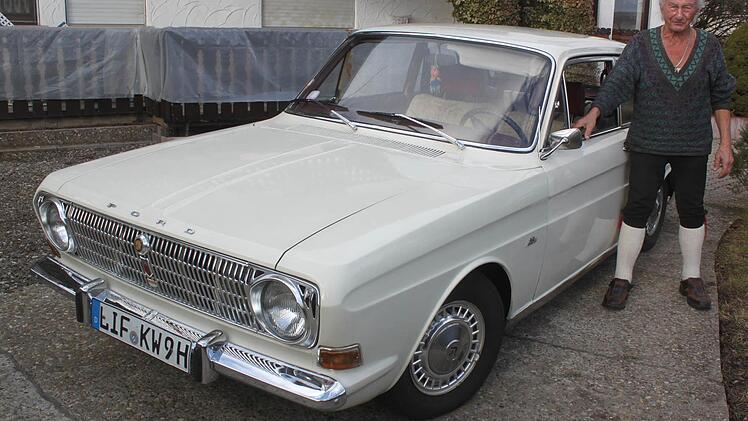 Werner Knoop mit seinem Ford 12m Foto: Matthias Einwag