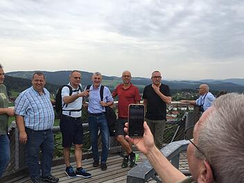 Oben angekommen: Auf dem Baumwipfelpfad macht Oberthulbas Bürgermeister Gotthard Schlereth ein Erinnerungsfoto von anderen Teilnehmern. Foto: Ralf Ruppert