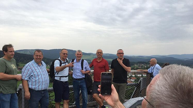 Oben angekommen: Auf dem Baumwipfelpfad macht Oberthulbas Bürgermeister Gotthard Schlereth ein Erinnerungsfoto von anderen Teilnehmern. Foto: Ralf Ruppert
