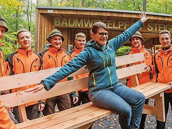 Miriam Langenbucher, die Leiterin des Baumwipfelpfades im Steigerwald (Mitte), dankte den Auszubildenden des Forstbetriebs Fichtelberg, die Ruheb&auml;nke f&uuml;r das beliebte Ausflugsziel gebaut hatten. Foto: p