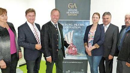 Zu Besuch im Kompetenzzentrum f&uuml;r Ern&auml;hrung waren (von links) Kreisr&auml;tin Anita Sack, FW-Kreisvorsitzender und Kreisrat Rainer Ludwig, MdL Leopold Herz, Daniela Arth, Landrat Klaus Peter S&ouml;llner und VfL-Kreisvorsitzender Reinhard Kortschack. Foto: Werner Rei&szlig;aus