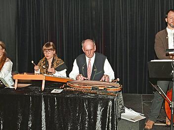 Mit ihrem Konzert beim Kulturamt Haßfurt live in der voll besetzten Rathaushalle brachte die Haßfurter Stubenmusik ihren begeisterten Zuhörern ein wenig vom Zauber der Advents- und Weihnachtszeit nahe. Unser Bild zeigt (von links) Judith Weisel (Harfe, Gesang), Ruth Hümmer (Hackbrett, Akkordeon, Gesang), Jochen Hutzel (Zither, Gitarre, Querflöte, Gesang) und Michael Weisel (Kontrabass, Gesang). Foto: Ulrike Langer