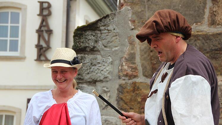 Der Bürgermeister zaubert, Tourismuskraft Helen Zwinkmann assistiert.