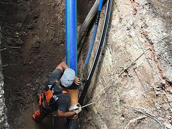 Zurzeit wird die Transportleitung von der Brunnengalerie im Dohnwald hinüber zum Standort der Wassermischanlage gebaut.  Foto: Herzo Werke