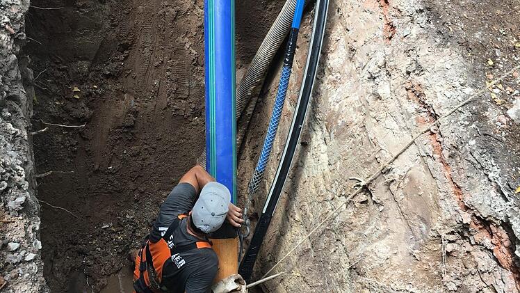 Zurzeit wird die Transportleitung von der Brunnengalerie im Dohnwald hinüber zum Standort der Wassermischanlage gebaut.  Foto: Herzo Werke