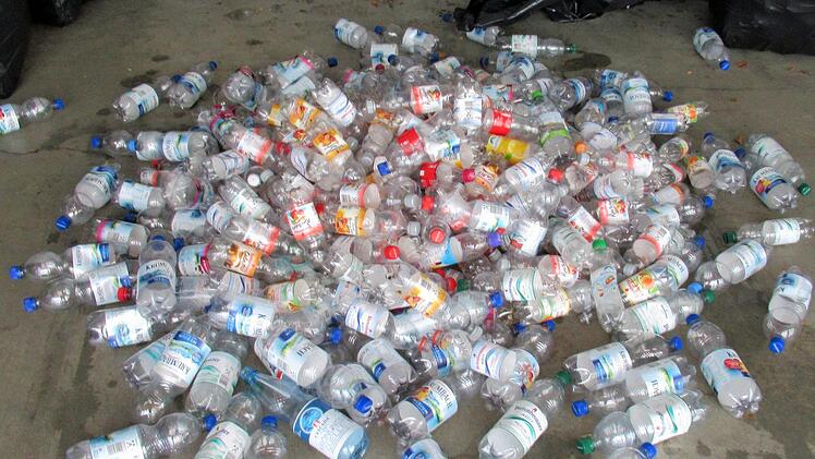 Insgesamt wurden 15 Müllsäcke mit rund 3.800 Pfandflaschen im Wert von knapp 1.000 Euro gefunden. Hier abgebildet ist der Inhalt eines der Säcke. Foto: Polizei Kaufbeuren