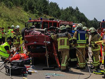 Im Landkreis Coburg ist am Montag auf der A73 ein schwerer Unfall passiert, bei dem ein Auto  auf dem Dach  landete. Foto: NEWS5 / Merzbach