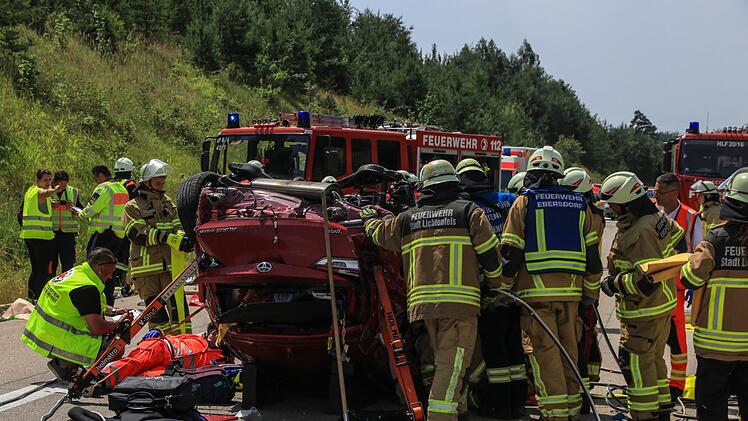 Im Landkreis Coburg ist am Montag auf der A73 ein schwerer Unfall passiert, bei dem ein Auto  auf dem Dach  landete. Foto: NEWS5 / Merzbach