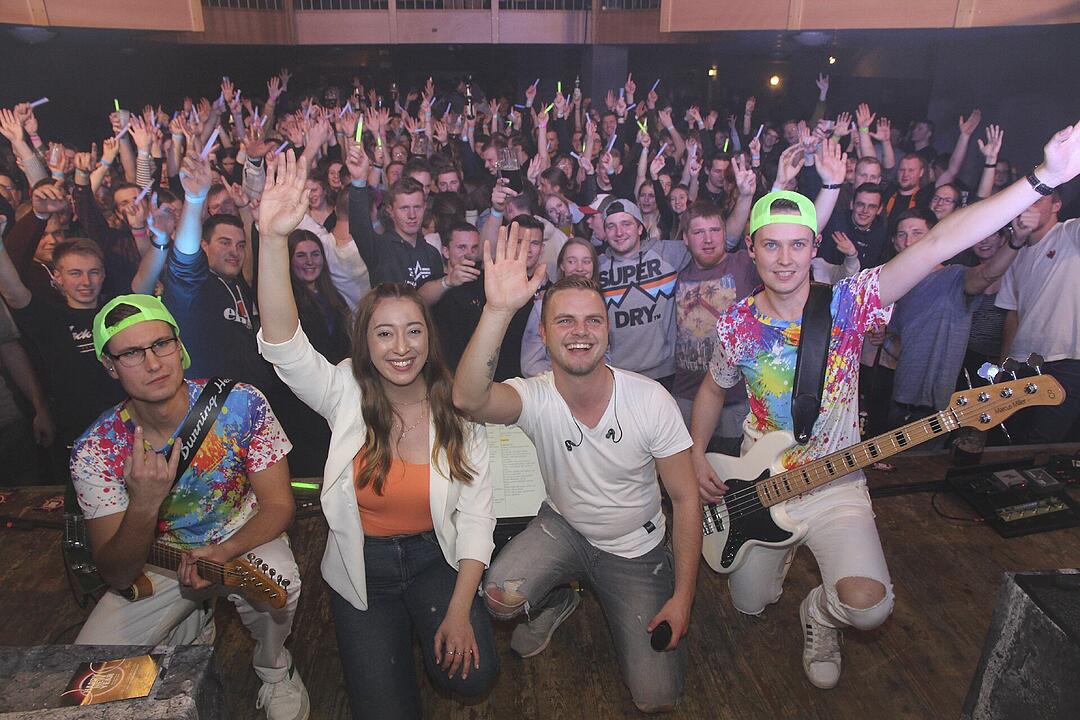 Die Partyband "Power" heizte ordentlich ein.