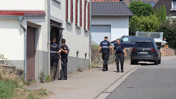 Kind mit Messer verletzt - Polizei fahndet nach 22-Jährigem