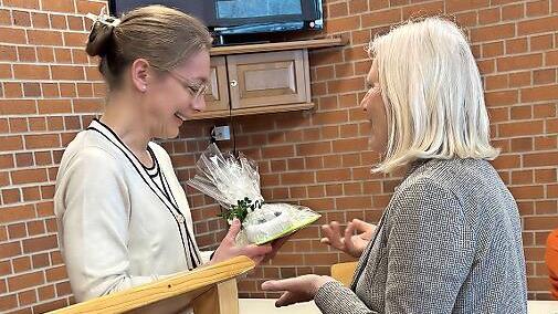 Angela Wilm bedankte sich bei der Theologin Gertrud Pechmann f&uuml;r den kurzweiligen Vortrag mit einem Pr&auml;sent.