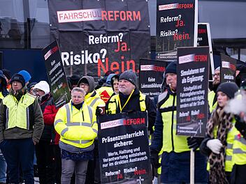 Brandenburger Fahrlehrer protestieren vor dem Landtag