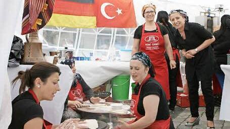 Fröhliche Stimmung herrschte an den Ständen - ob bei der Türkisch Islamischen gemeinde (oben) oder dem Verein zur Pflege der ioslamischen Kultur (unten)