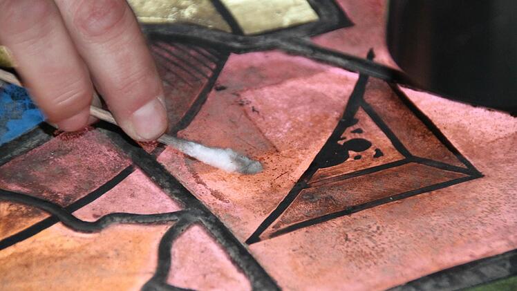 Mit Wattestäbchen lassen sich Verschmutzungen entfernen.