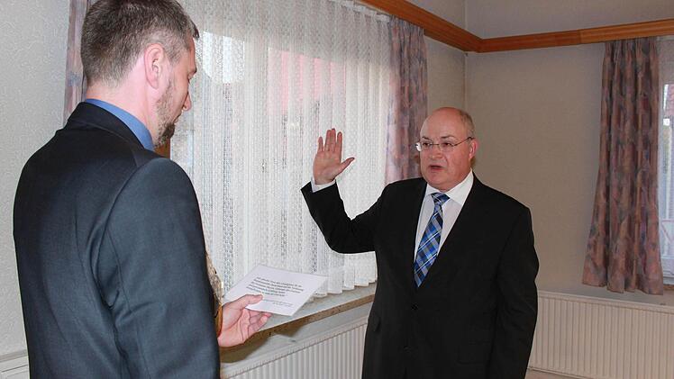 Als Dritter Bürgermeisrter wurde Klaus Dünisch vereidigt.  Foto: Katharina Bechr