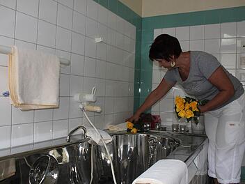 Veronika Unsleber bereitet ein Zauberbad vor. Fotos: Thomas Mäuser