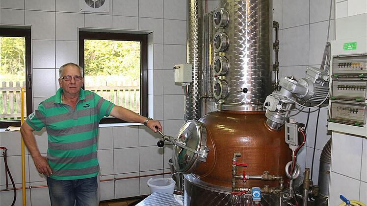 Karlheinz Vogler führte durch seine Hofbrennerei. Foto: Gerd Schaar
