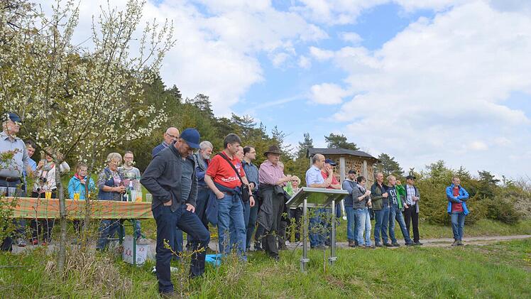 Zahlreiche Menschen waren gekommen, um den Rundweg zum Bruderkrieg von 1866 kennenzulernen. Foto: Arthur Stollberger