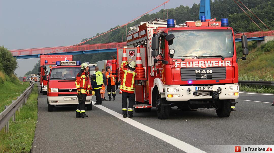 Drei Fahrspuren nach folgenschwerem Auffahrer blockiert - Geladene Autos liegen auf der Autobahn