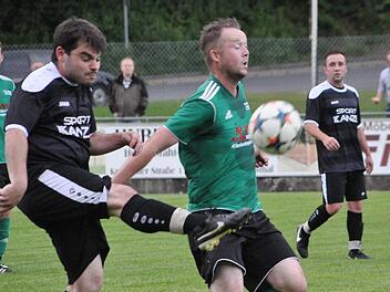 &Uuml;berragender Spieler beim SC Jura Arnstein war Sebsatian Hopfenm&uuml;ller (r.), der vier Treffer erzielte. Foto: H. Kalb