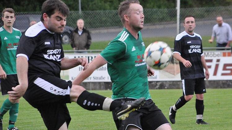 &Uuml;berragender Spieler beim SC Jura Arnstein war Sebsatian Hopfenm&uuml;ller (r.), der vier Treffer erzielte. Foto: H. Kalb