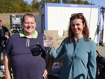 Bürgermeister Bernold Martin und Heike Kraus vom verantwortlichen Ingenieurbüro präsentieren stolz das neu erbohrte Trinkwasser für die Marktgemeinde Schondra. Foto: Oswald Türbl